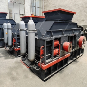 中型無篩底雙級粉碎機設(shè)備發(fā)貨圖片