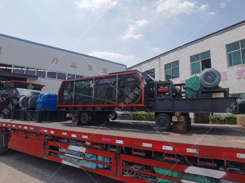 1200*1200雙齒輥破碎機(jī)，兩臺(tái)900*900軌道移動(dòng)雙齒輥破碎機(jī)發(fā)往云南