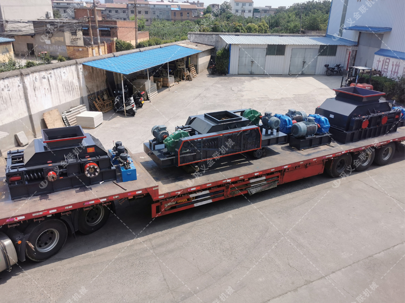 1200*1200雙齒輥破碎機(jī)，兩臺(tái)900*900軌道移動(dòng)雙齒輥破碎機(jī)發(fā)往云南