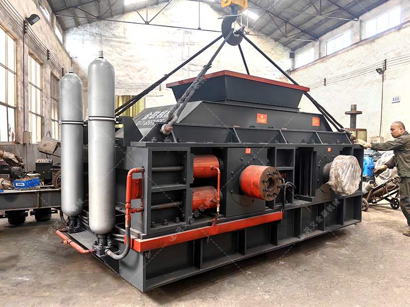 大型液壓對輥式河卵石制砂機發往湖北