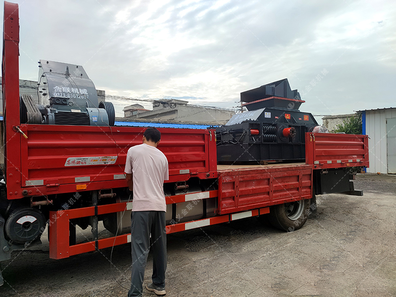 1000x700中型對輥破碎機發貨 破碎玄武巖