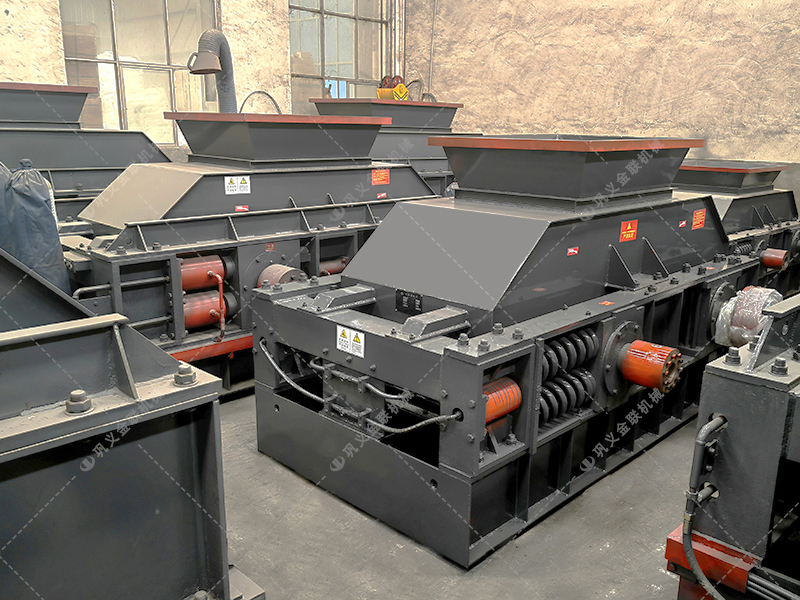 大型直連式半自動(dòng)對輥破碎機(jī)發(fā)往河北