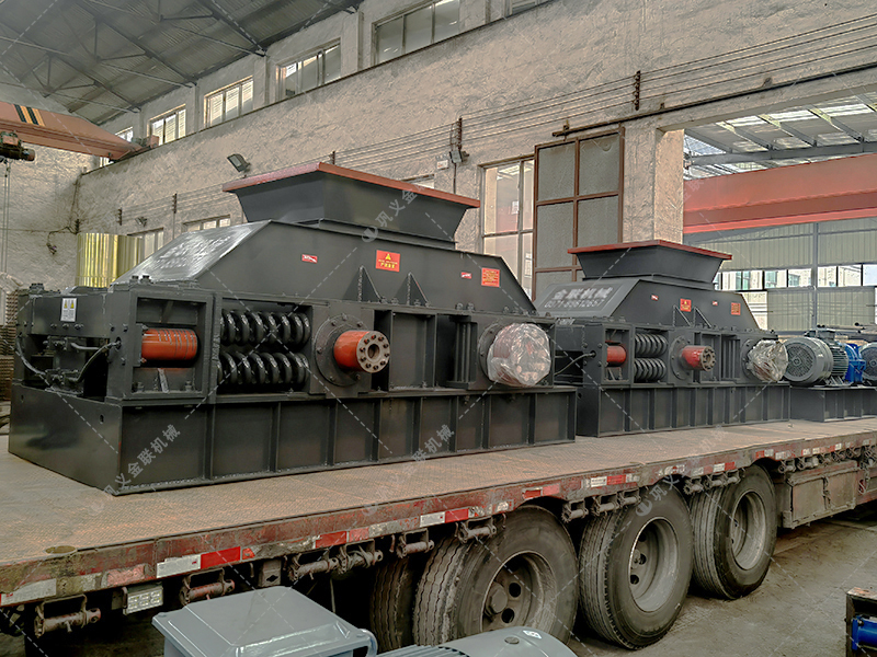 大型直連式半自動(dòng)對輥破碎機(jī)發(fā)往河北