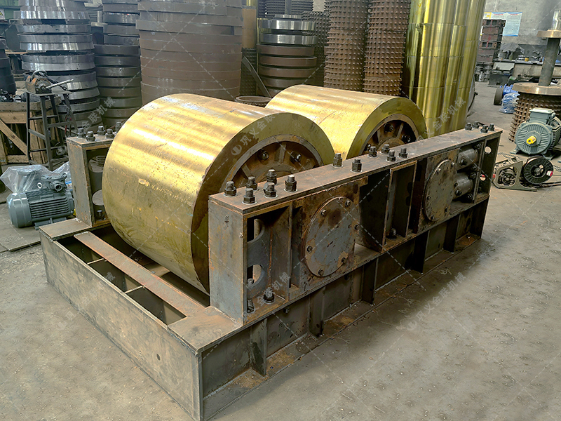 石英石制成石英砂，用液壓對(duì)輥制砂機(jī)更勝一籌！